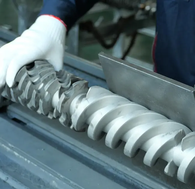 Ke hobane'ng ha mela e ntšo e hlaha khafetsa ho extruder? Sengoliloeng sena se u ruta mokhoa oa ho tseba kapele hore na se bakoa ke bothata ba barrel kapa screw.